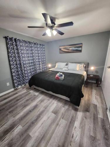 a bedroom with a bed and a ceiling fan at Blue Shark *B2* @ Bellaire 1BR King Apartment Near Medical Center in Houston