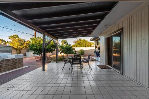 Un balcón o terraza en New Midtown Modern Studio With Backyard (Unit B)
