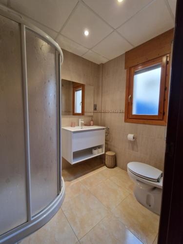Bilik mandi di Apartahotel La Chipranera