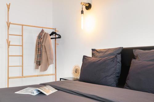 um quarto com uma cama com um livro em Suite de JIJI - Suite Chic Spa - Home-Cinéma & Netflix - Wi-fi em Saint-Étienne