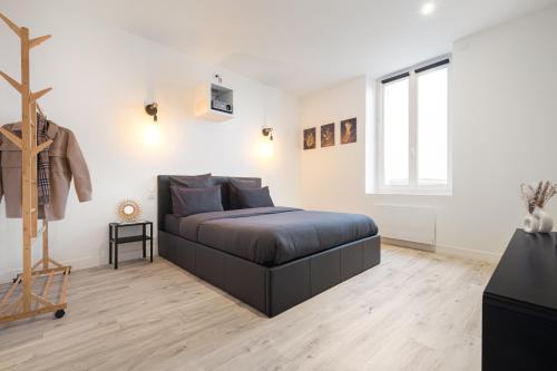 um quarto com uma cama num quarto com uma janela em Suite de JIJI - Suite Chic Spa - Home-Cinéma & Netflix - Wi-fi em Saint-Étienne