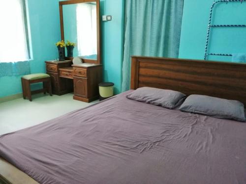 um quarto com uma cama com um espelho e uma cómoda em Udara's Colombo Rooms em Battaramulla