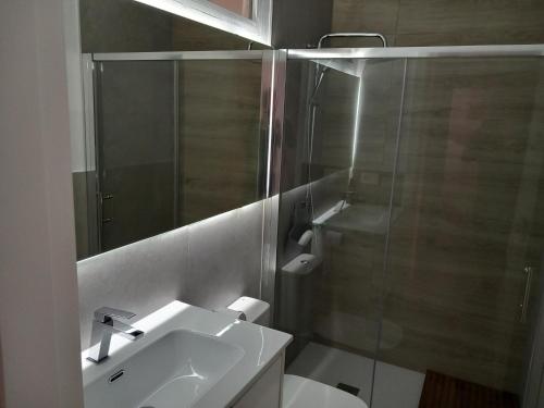 y baño con lavabo y ducha acristalada. en Apartamento de 3 dormitorios Jardinillos Centro, en Jaén