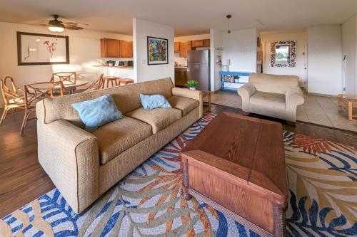uma sala de estar com um sofá e uma mesa em Kihei Holiday 215 - a Charming 2BR, 1BA Condo, AC em Kihei