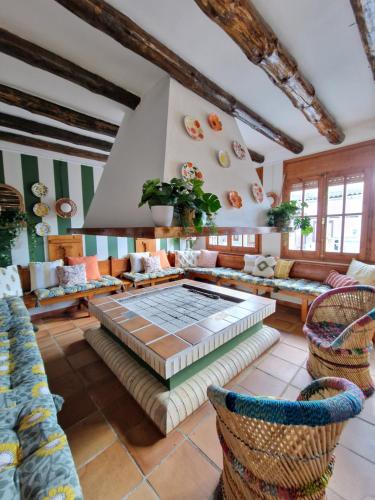 sala de estar con sofá y mesa en Apartahotel La Chipranera en Castejón de Monegros