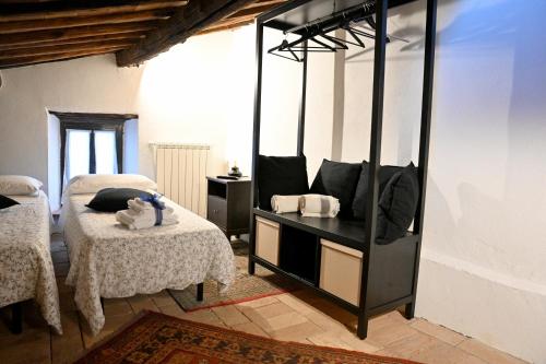 1 Schlafzimmer mit 2 Betten und einem Spiegel in der Unterkunft Palazzo Granaroli in Bagnoregio