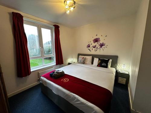 Postel nebo postele na pokoji v ubytování London 2 Bed 2 Bath Apartment Holiday Home - Free Parking - 3min walk to the Train station - 19min to London Liverpool Street 5min to Victoria Line 1GB Broadband super fast Internet GROUND FLOOR 100s of shops restaurants bakeries 24-hour ASDA superstore