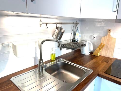 Kuchyň nebo kuchyňský kout v ubytování MIRazul Lovely very central condo 4 minutes walk to the beach