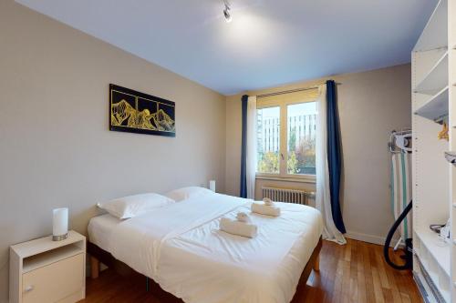 Le Prisme - Garage near center