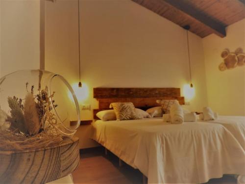 a bedroom with two beds and a large mirror at Casa Rural: La Tarara 