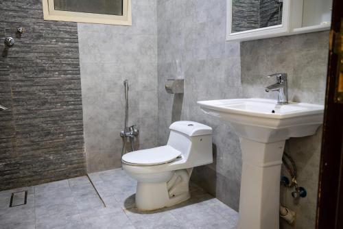 un bagno con WC e lavandino di تارا واحد للشقق المخدومة a Riyad