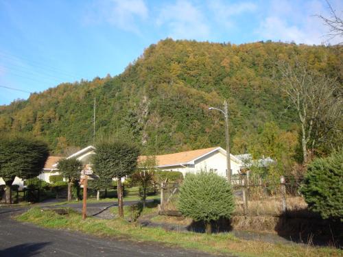 a house in front of a mountain at Casa en Choshuenco a 180 metros de la Playa, Panguipulli, Los Ríos in Panguipulli