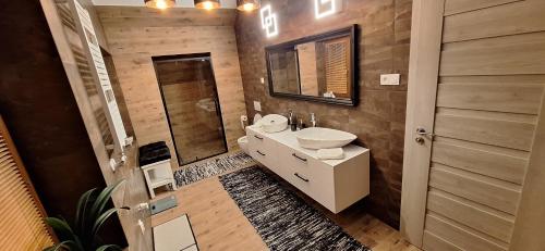 ein Badezimmer mit Waschbecken, Toilette und Spiegel in der Unterkunft Apartmány Orava in Dolný Kubín