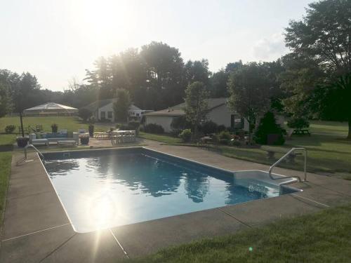 een zwembad in een tuin met een huis bij 30 acre horse ranch with Bunk House 