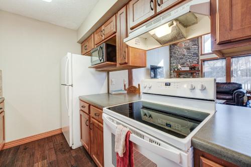 Η κουζίνα ή μικρή κουζίνα στο Branson Resort Getaway - Near Branson Strip!