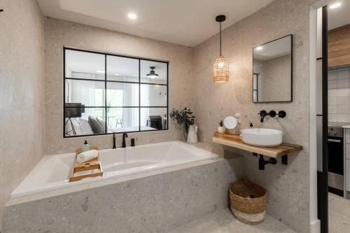 Bathroom sa Luxurious & Modern Tremblant Loft Pool&Spa Access