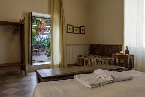 1 dormitorio con 2 camas, mesa y ventana en Cerasiello, en Nápoles