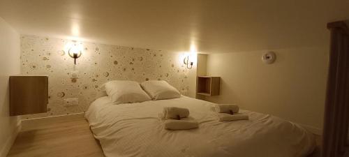 Un pat sau paturi într-o cameră la Antares - SILS --- 2 chambres séparées en mezzanine