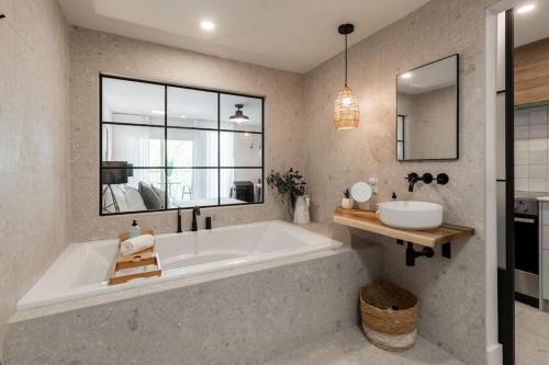 Luxurious & Modern Tremblant Loft Pool&Spa Access tesisinde bir banyo