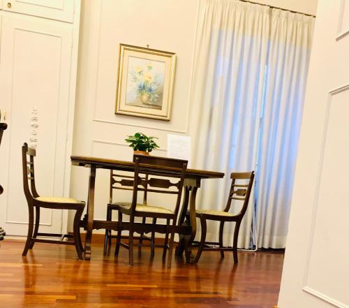 - une salle à manger avec une table et des chaises en bois dans l'établissement Ripetta Suite Apartament, à Rome