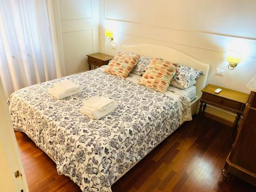 - une chambre avec un lit et 2 serviettes dans l'établissement Ripetta Suite Apartament, à Rome
