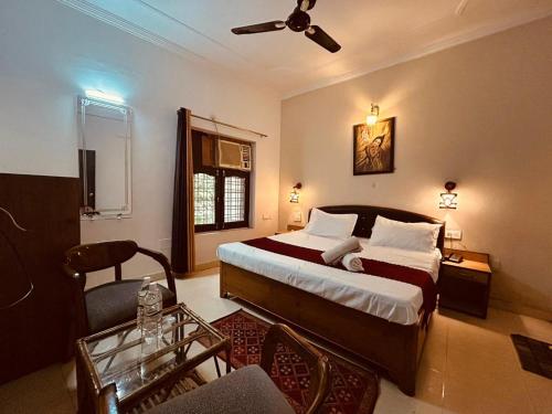 The For U - A Luxury Stay في ريشيكيش: غرفة نوم مع سرير وغرفة معيشة