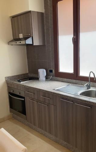 uma cozinha com um lavatório e uma bancada em Vizir-Private Family em Marrakech