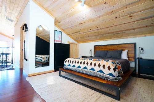 um quarto com uma cama e um tecto em madeira em Serene Mountainside Retreat em Fairplay