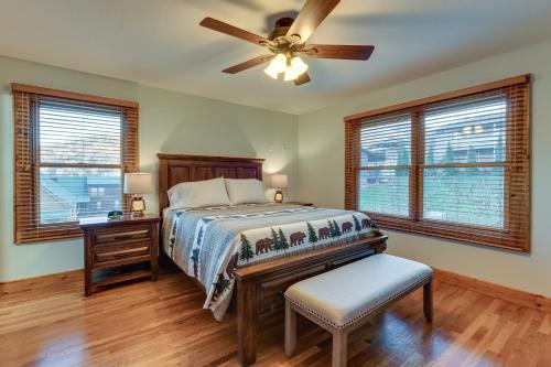 um quarto com uma cama e uma ventoinha de tecto em Mountain-View Cabin in Maggie Valley with Foosball! em Maggie Valley