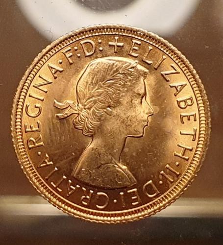 Eine Goldmünze sitzt auf einem Tisch in der Unterkunft Surrenden in Brighton & Hove