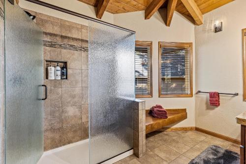 O baie la Sensational Burning Tree 4 bed 3 bath Retreat in the Country Club