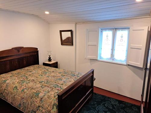 a bedroom with a bed and a window at Quinta da Lage Agroturismo e Enoturismo in Celorico de Basto