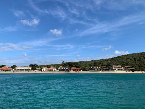 a view of the beach from the water at Caminho das Pedras Búzios in Búzios