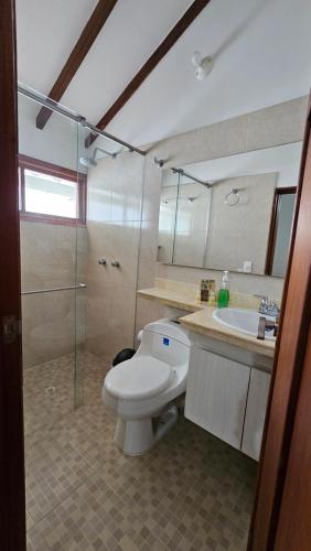 ein Bad mit einem WC, einer Dusche und einem Waschbecken in der Unterkunft La Casa del Diseñador in Barichara