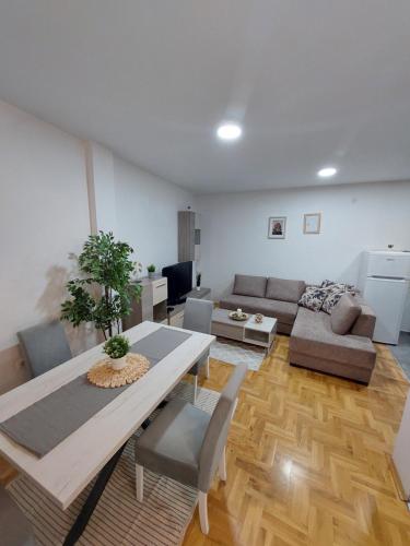 a living room with a table and a couch at Cista DESETKA 2 in Požarevac