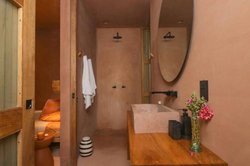 a bathroom with a tub and a sink and a mirror at Increíble Casa frente a la playa in Puerto Escondido