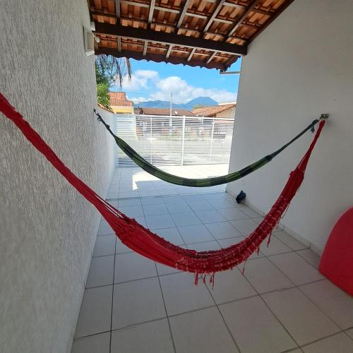 a hammock hanging from a wall in a room at CASA DE PRAIA MARAVILHOSA PERUIBE in Peruíbe