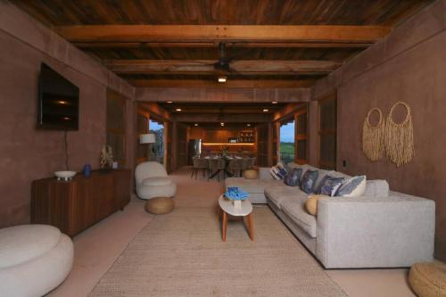 a living room with a couch and a table at Increíble Casa frente a la playa in Puerto Escondido