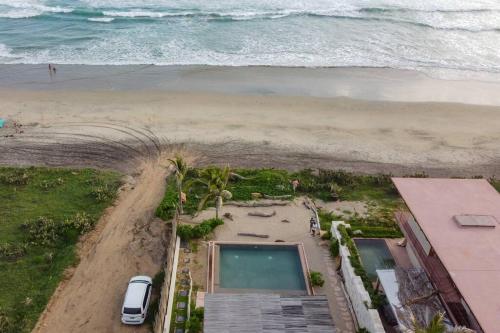 an aerial view of the beach and the ocean at Increíble Casa frente a la playa in Puerto Escondido