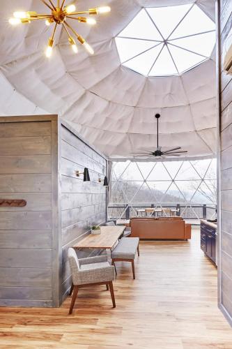 Ruang duduk di The Glamping Collective
