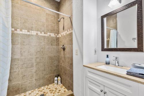 een badkamer met een douche en een wastafel bij Greenlaw Studio in the Pines! in Flagstaff
