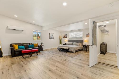 ein Wohnzimmer mit einem Bett und einer Couch in der Unterkunft Charming and Tranquil Oasis, Stylish 2 bedroom 1 bathroom Getaway! in Elden Pueblo