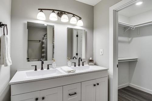 ein weißes Badezimmer mit einem Waschbecken und einem Spiegel in der Unterkunft Downtown Indianapolis Home about 3 Mi to Canal Walk! in Indianapolis