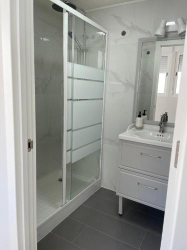 W łazience znajduje się prysznic i umywalka. w obiekcie Maison Sereine w Walencji