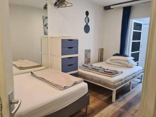 Pokój z 2 łóżkami i komodą w obiekcie Nice 2 double Bed in sunny House in Amsterdam west w Amsterdamie