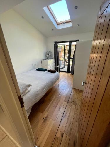 um quarto com uma cama e uma clarabóia em N8, Modern 2 bedroom Apartment em Londres