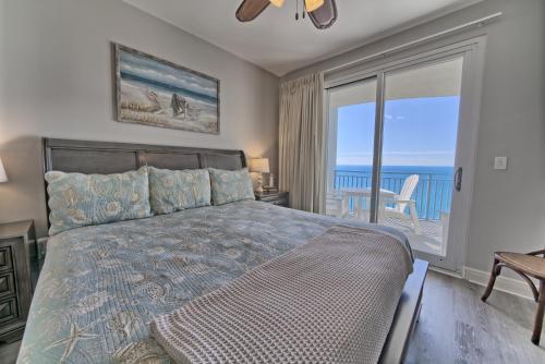 een slaapkamer met een bed en uitzicht op de oceaan bij OCEAN FRONT CONDO w INCREDIBLE VIEWS in Panama City Beach