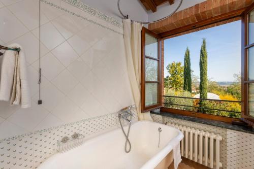 uma banheira na casa de banho com uma janela em B&B La Casa di Assunta em Acquaviva