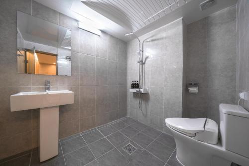 Hotel Centro Stay في انشيون: حمام مع حوض ومرحاض
