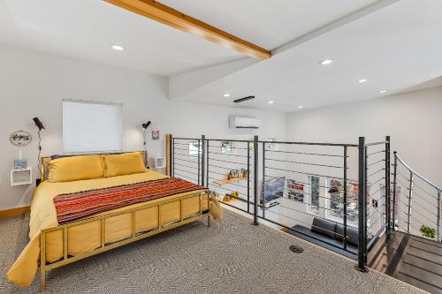 弗拉格斯塔夫Enchanting & Newly Built NoHo 1 BDR Loft with AC!的一间带床和阳台的卧室